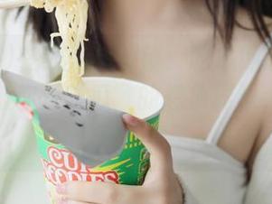 在线黑料解锁：吃瓜网的蘑菇视频，突破你对“瓜”的想象界限，快来围观！
