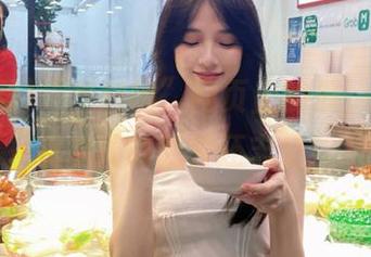 “黑料网”网页上的瓜，简直比我本周的晚餐还丰盛！